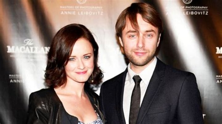 
Alexis Bledel And Vincent Kartheiser Finalize Their Divorce After 8 Years Of Marriage 