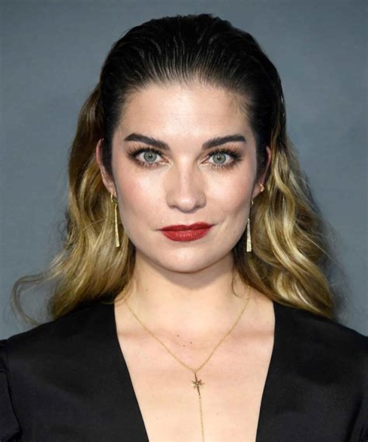 Annie Murphy Height, Weight, Net Worth, Age, Birthday, Wikipedia, Who, Nationality, Biography