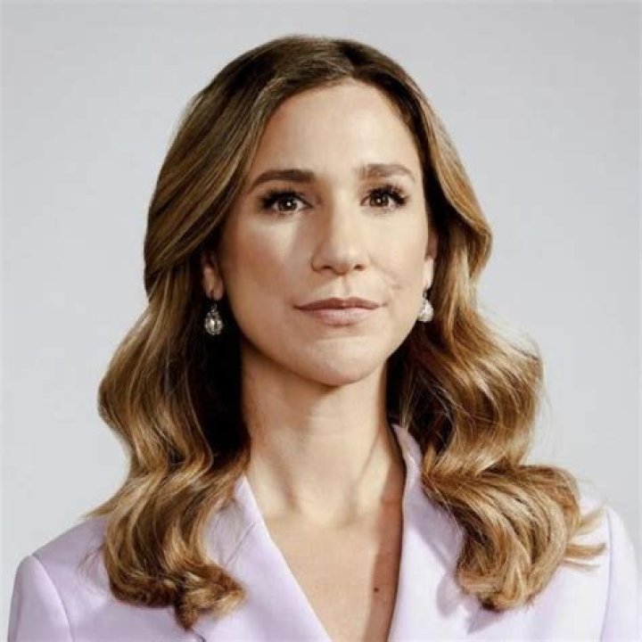 Caitlin Huey Burns Bio, Wiki, Age, Height, Husband, Wedding, CBS News and Net Worth