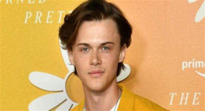 Christopher Briney Height, Weight, Body Measurements, Shoe Size