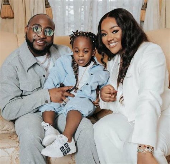 
Davido Introduces Chioma To The Ooni Of Ife And His Queens As “His Wife.” 