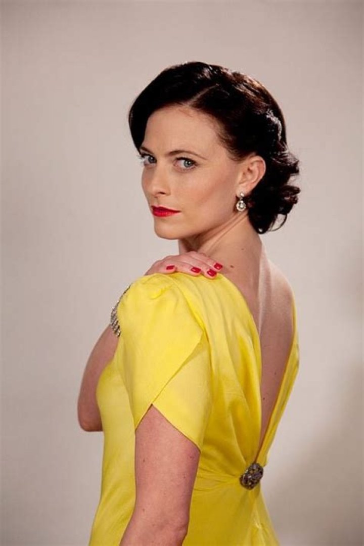 Details About Lara Pulver's Net Worth Thecelebscloset