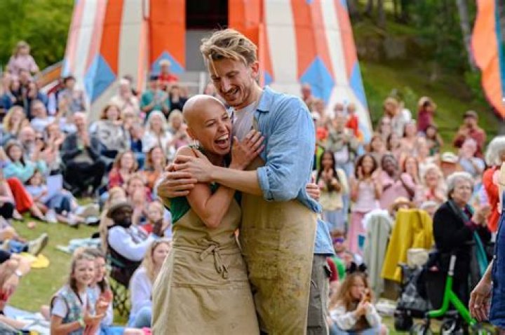 Did Harry Hill Break His Arm? Bake Off Presenter Had A Shoulder Injury