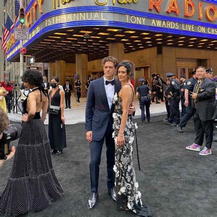 
Does actress Ericka Hunter say, “I do” to Aaron Tveit? Inside his Past Relationship and Current 