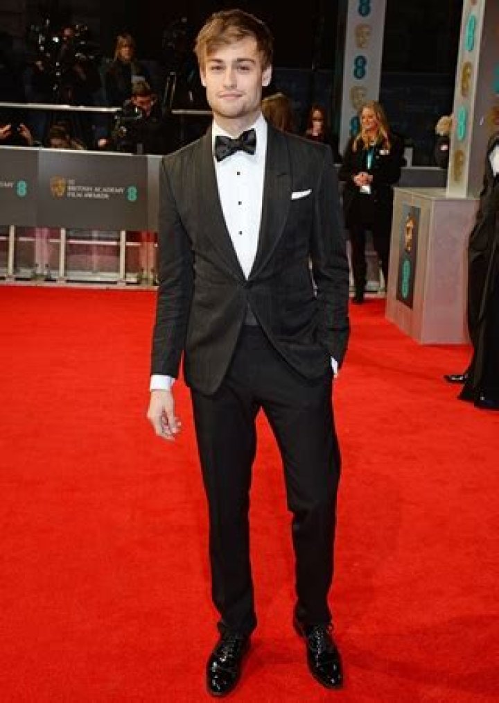 Douglas Booth Height, Weight, Body Measurements, Shoe Size