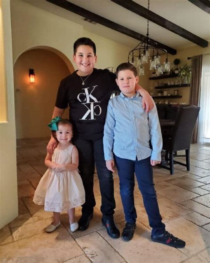 El Fantasma is Married to Wife Perla Limón Elenes. 2 Kids