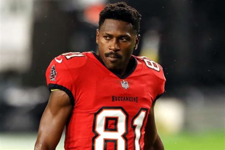 
Former NFL Star Antonio Brown Wanted by Tampa Police on Domestic Battery Charges 