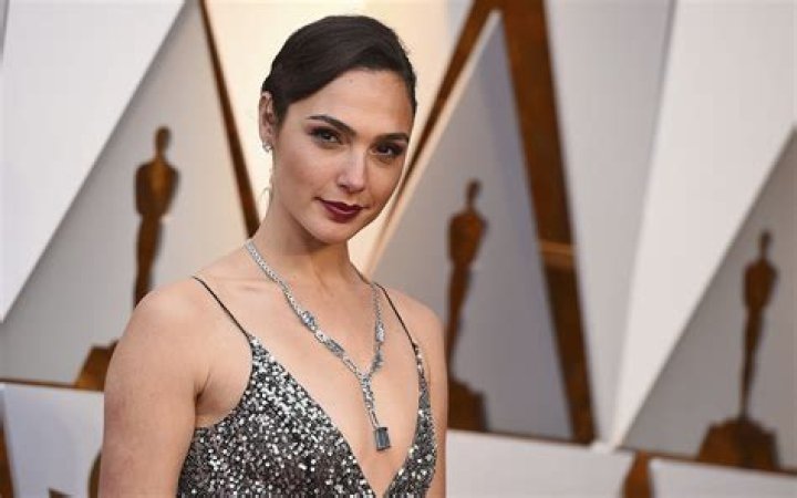 Gal Gadot Net Worth : Details About Age, Income, Movie, Career, Bf, Salary - SarkariResult