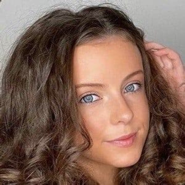 Honor Kneafsey Dating, Affairs, Family, Net Worth, Facts, Wiki-Bio