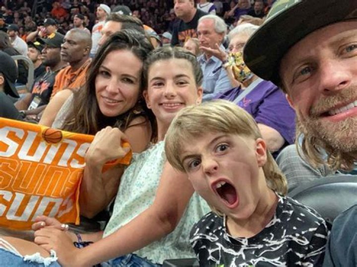 How Old Is Dierks Bentley Wife And Kids?