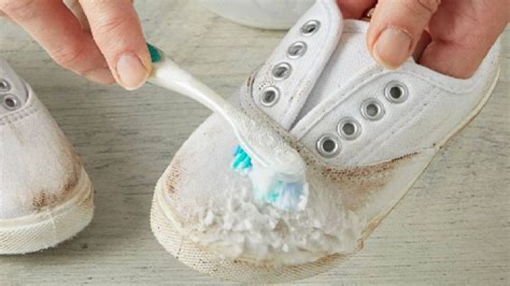 How to clean white shoes with baking soda