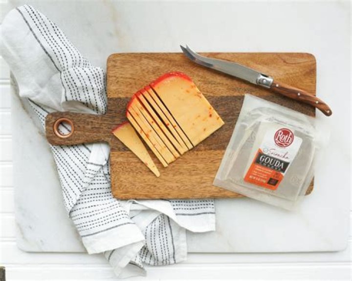 How to cut gouda cheese