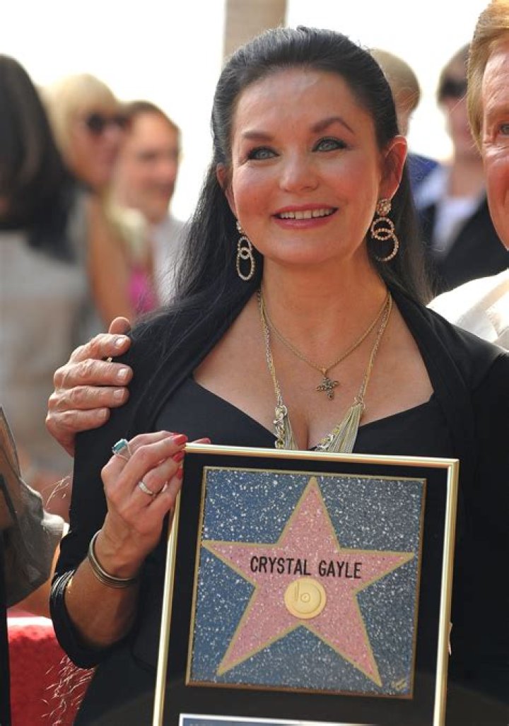 Is Crystal Gayle Still Alive? Crystal Gayle Age, Husband, Net Worth And More