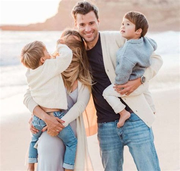 Is Lauren Conrad’s family rich? Did Lauren really work at Vogue?