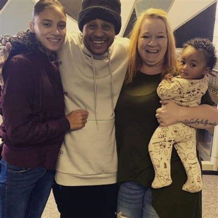 
Is Orlando Brown Married to Wife? Or Dating a Girlfriend? Kids. 