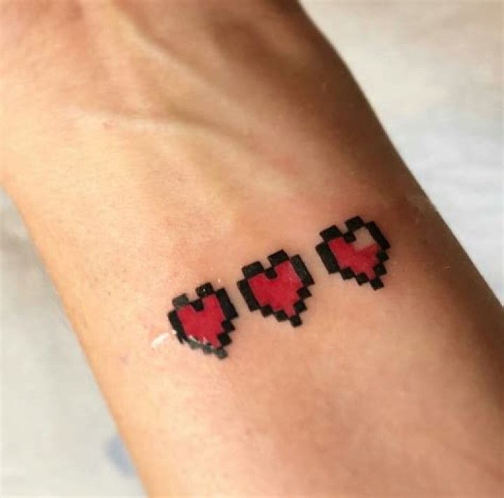 Janina Elk: Husband, net worth, tattoos, smoking & body measurements