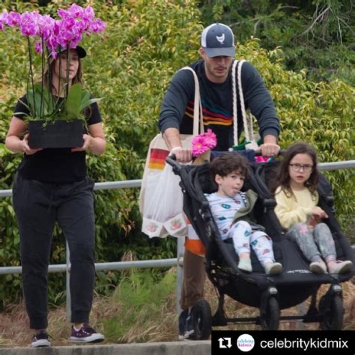 
Jennifer Love Hewitt’s Family With Husband Brian Hallisay and Their Kids 