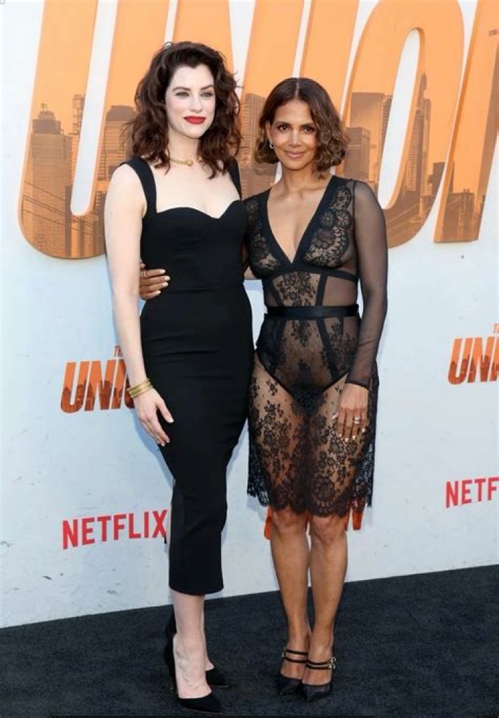 Jessica De Gouw Partner: Meet Sophie Roberts