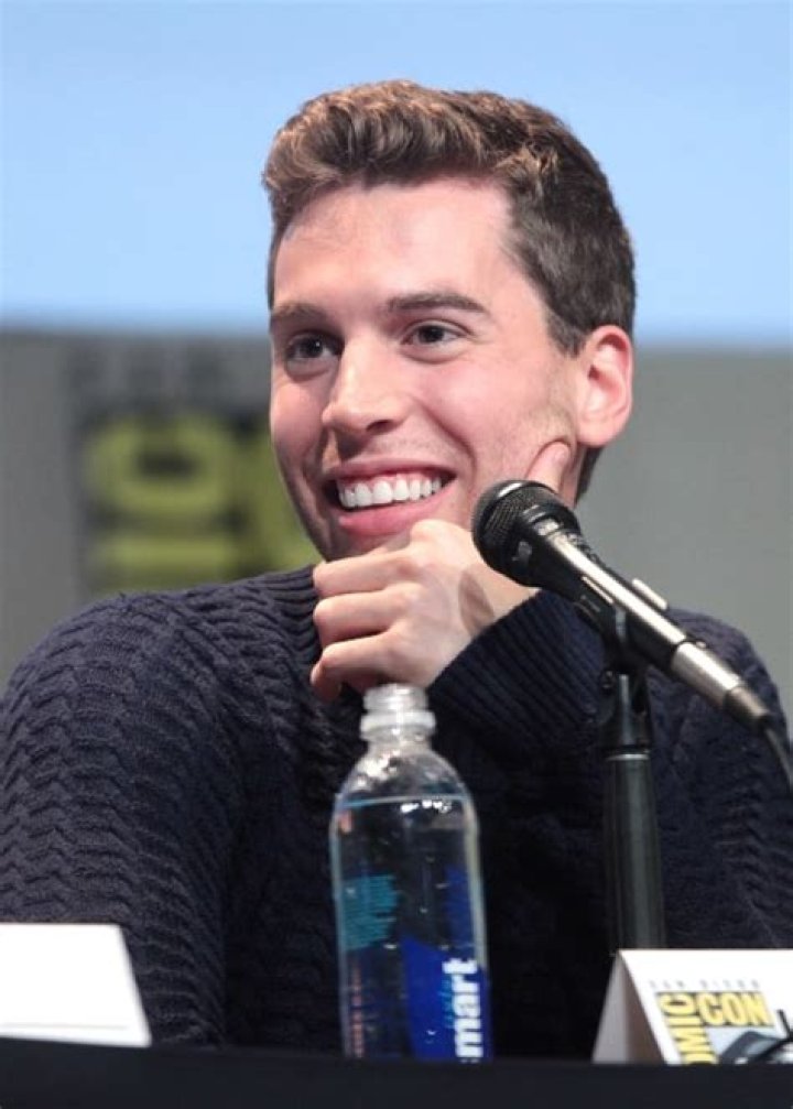 Jordan Gavaris Height, Weight, Net Worth, Age, Birthday, Wikipedia, Who, Nationality, Biography