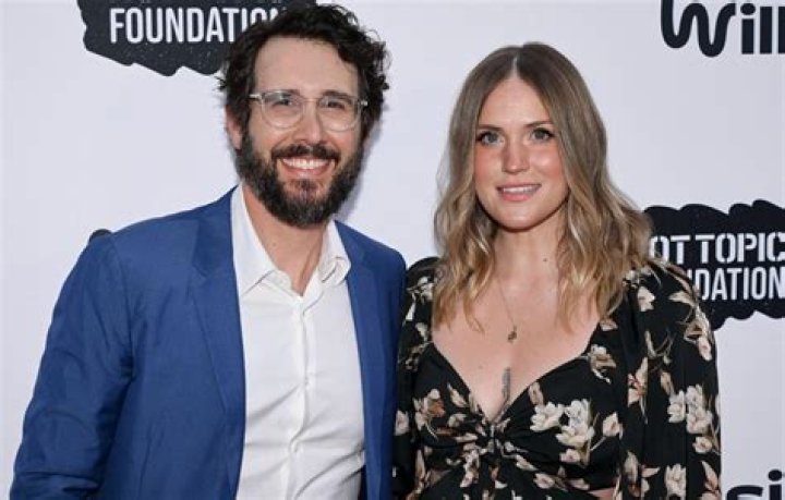 Josh Groban married to his wife or still dating with girlfriend? His Wiki