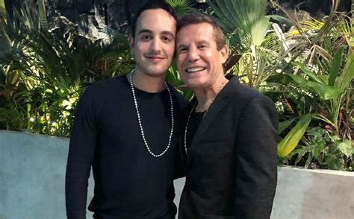 Julio César Chávez: Wife, net worth, tattoos, smoking & body facts