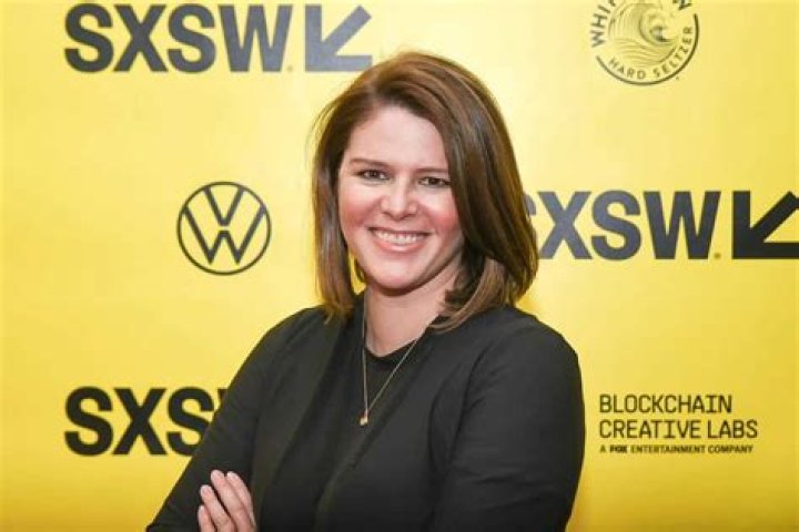 Kasie Hunt Wiki, Husband, Married, Salary, Eye Injury, Net Worth, Family