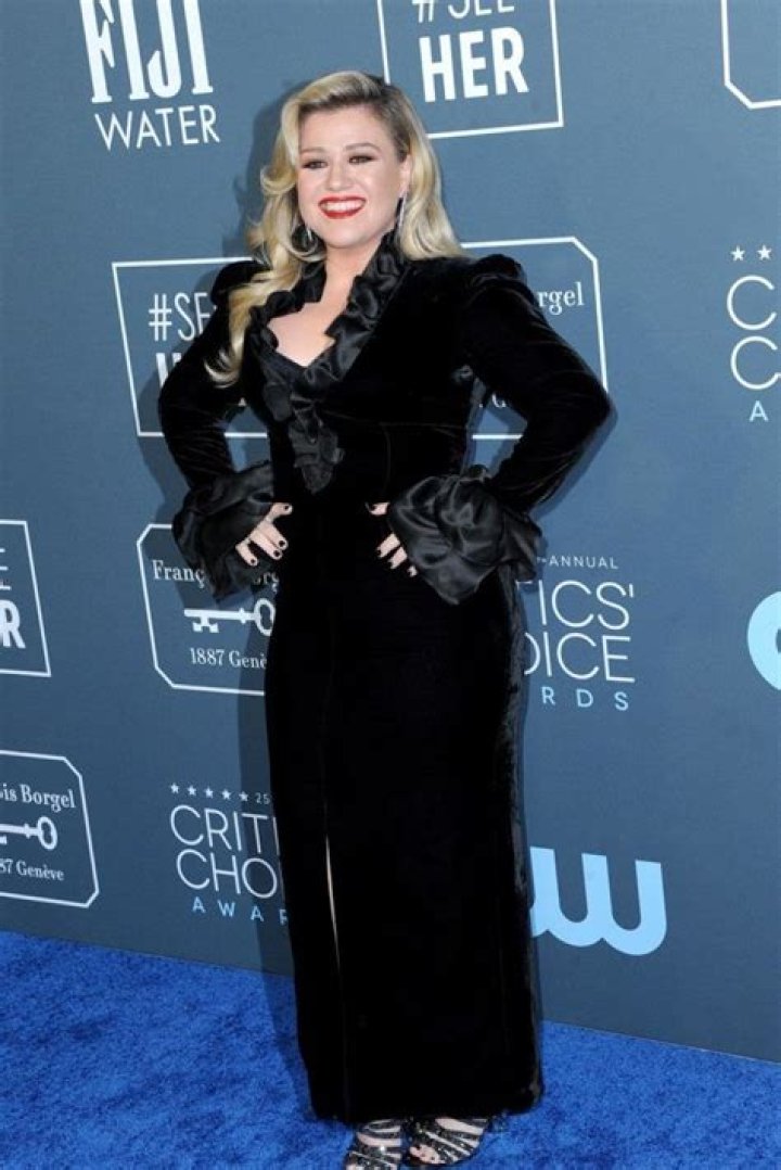 Kelly Clarkson’s Height, Weight, Dating History, Body Measurements, Net Worth & More