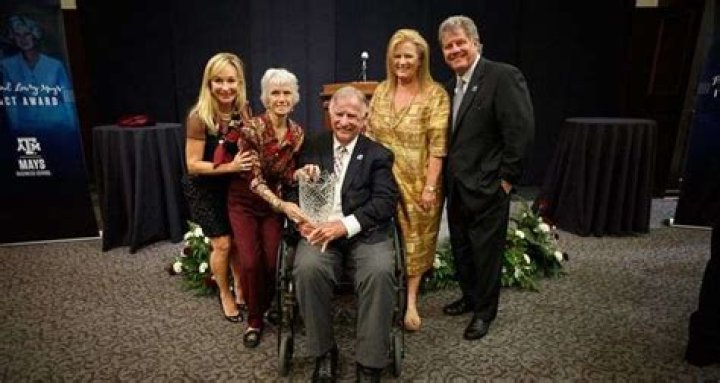 Lowry Mays Cause Of Death And Net Worth At Death