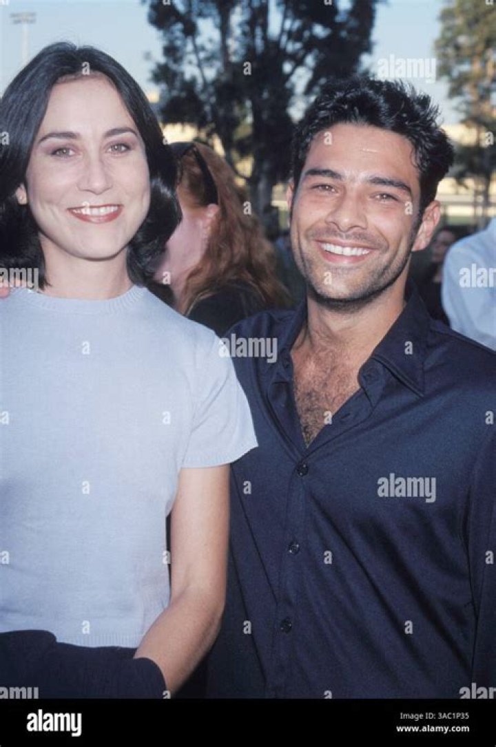 Lumi Cavazos Net Worth