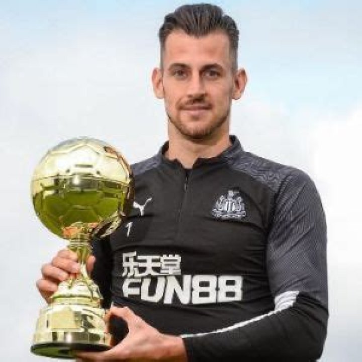 
Martin Dubravka Height, Weight, Net Worth, Age, Birthday, Wikipedia, Who, Nationality, Biography 
