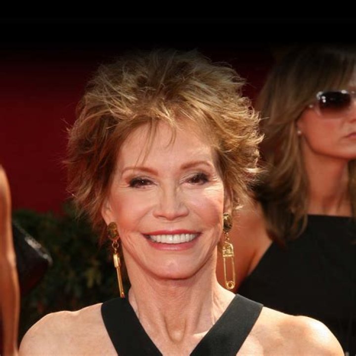 Mary Tyler Moore Net Worth: Details About Movie, Career, Bf, Age, Income - SarkariResult