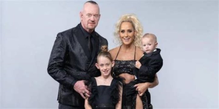 Michelle Mccool Bio, Wiki, Age, Height, Family, Husband, Children, and Net Worth.
