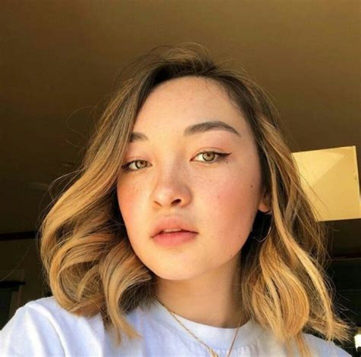 Mxmtoon – Maia (TikTok Star) Biography, Wiki, Age, Boyfriend, Height, Net Worth