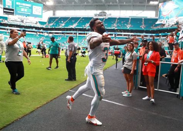 Raheem Mostert Injury News: Miami Dolphins Running Back Hurt Against Dallas Cowboys - SarkariResult