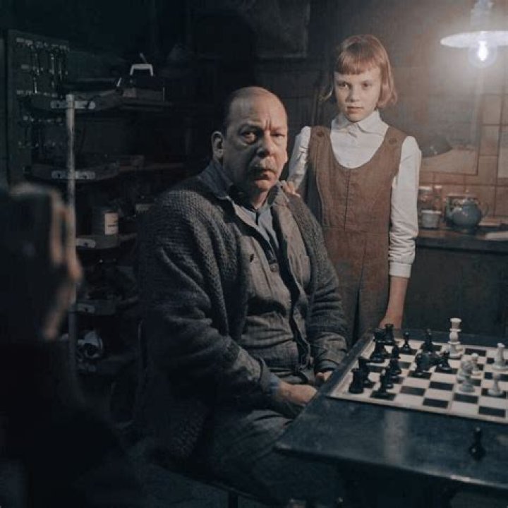 Russell Dennis Lewis Twin, Wikipedia, Biography, Age, The Queen’s Gambit, Instagram