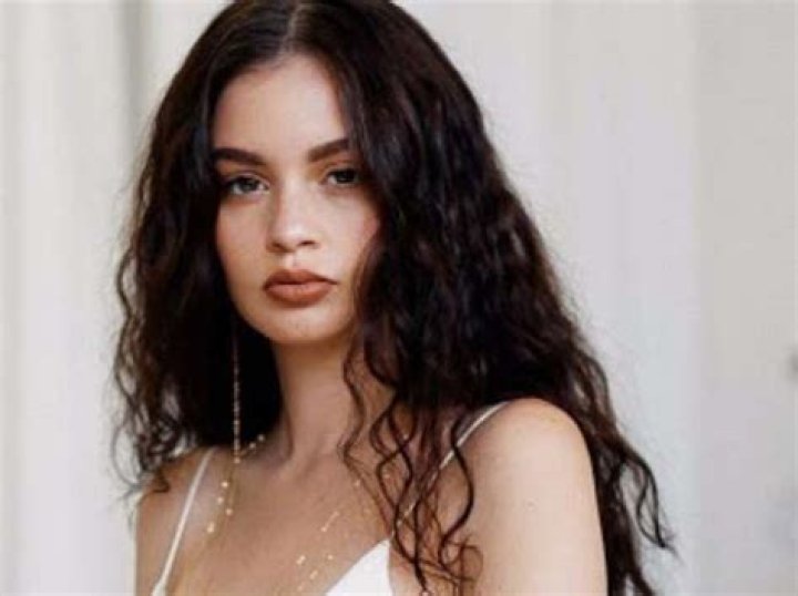 Sabrina Claudio Biography; Net Worth, Age, Height And Songs