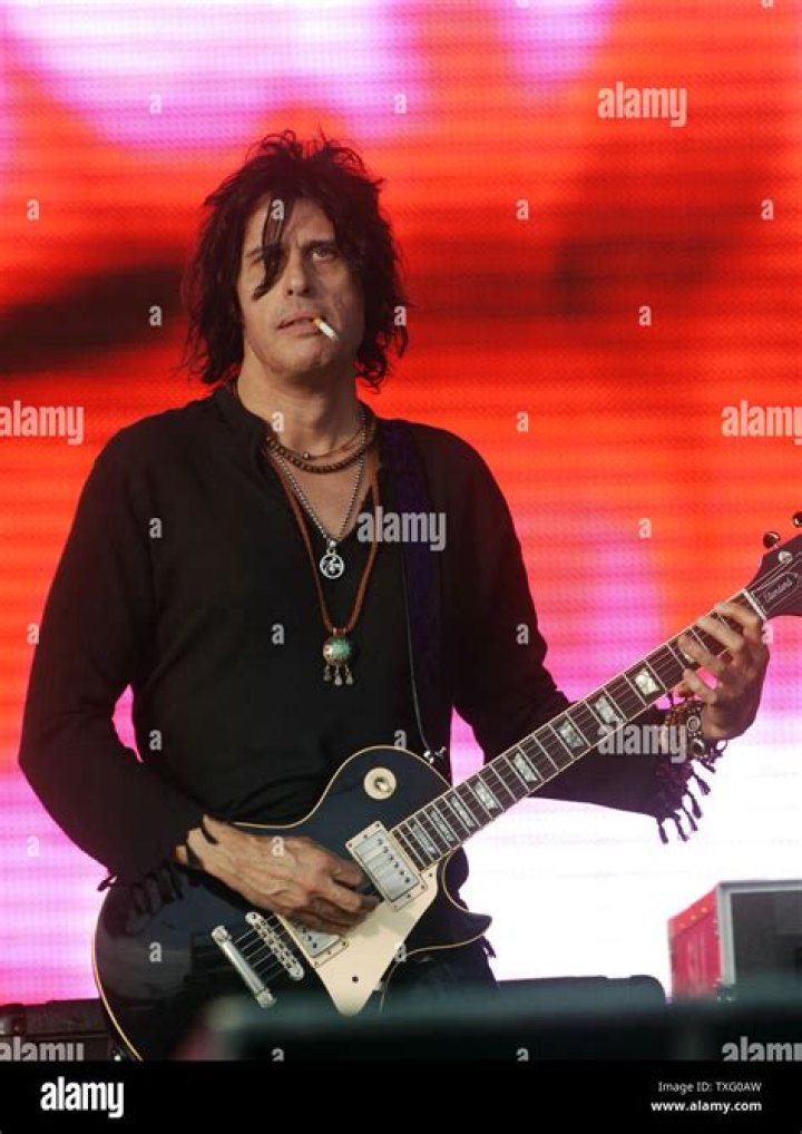 Stone Temple Pilots Guitarist Dean Deleo Biography, Net Worth, Age, Family, Religion, Salary, Income & Assets - Check Details - SarkariResult