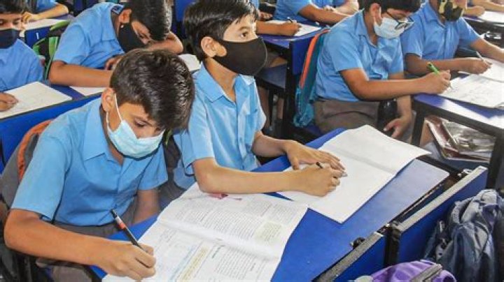 
Students from school set up by President participate in 5G live demo 