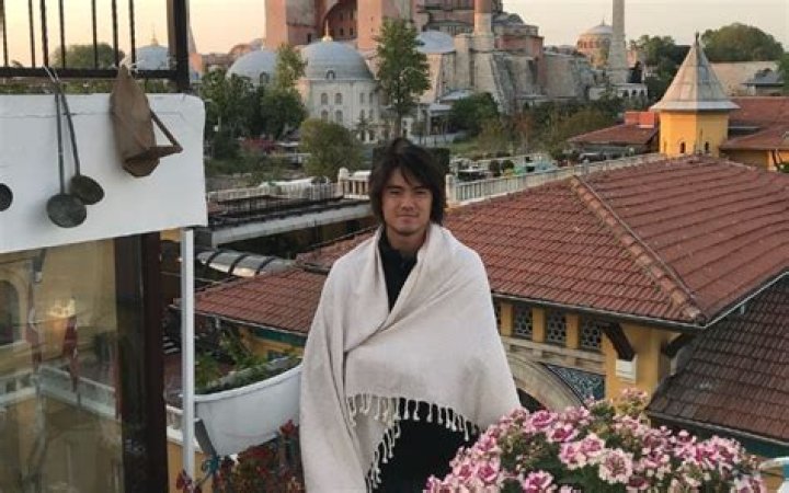 
Taro Daniel Wife – Is He Married? Parents Age And Height 