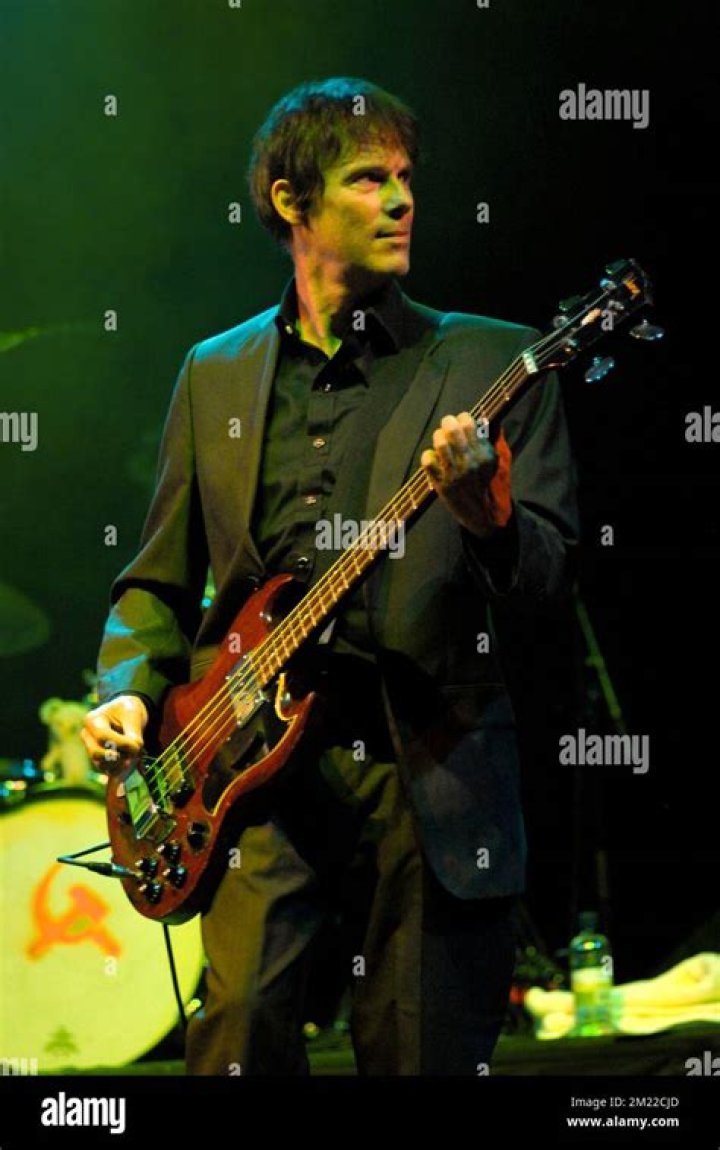
The Pogues bass Guitarist, Darryl Hunt, 72, has passed away 