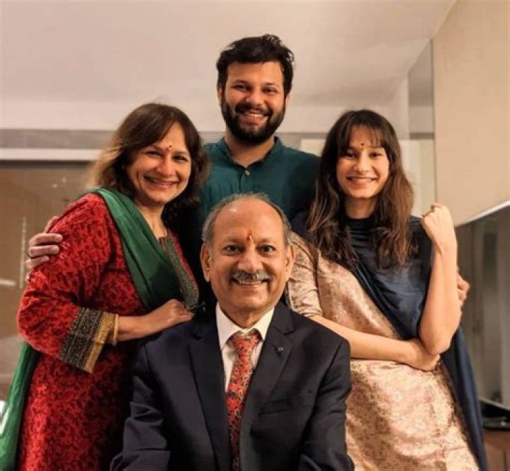 
Who Are Richa Moorjani Parents? Meet Ramakant And Minnie Ethnicity And Family 