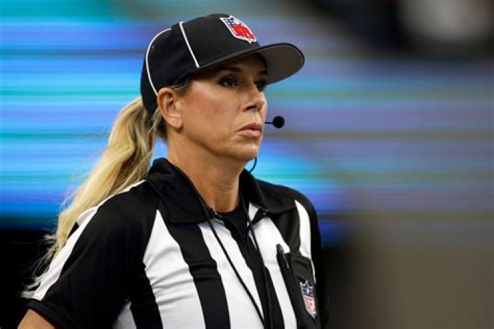 Who Is Amanda Sauer? Find The Age And Wikipedia of Female College Football Referee