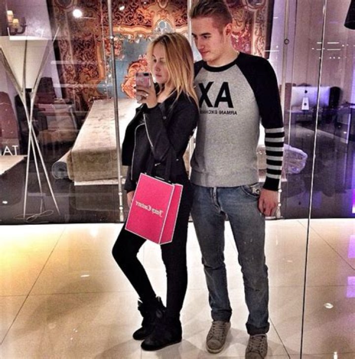 
Who Is Ksenia Bezgodova? Centerman Ivan Barbashev Wife And Son On Instagram 