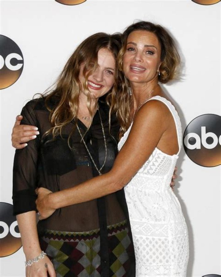 Willow Anwar Bio, Age, Partner, Height, Worth, Parents, Nationality, Salary, and Siblings