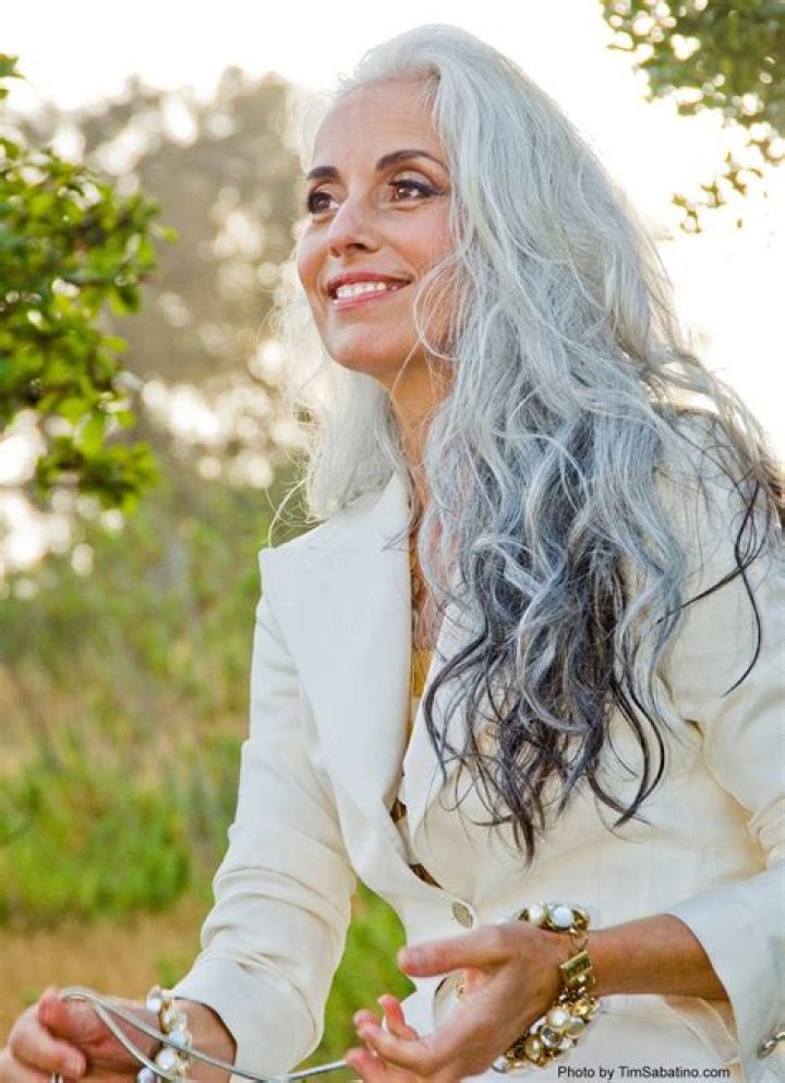 Yazemeenah Rossi Bio, Wiki, Age, Height, Husband, Movies, White hair, and Net worth