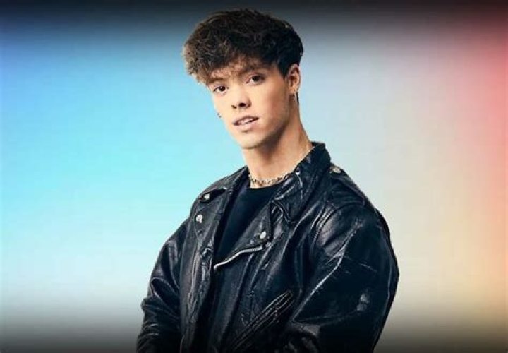 Zach Herron (Singer) Wiki, Age, Biography, Height, Affairs, Net Worth, Measurements, Girlfriend, Career, Family